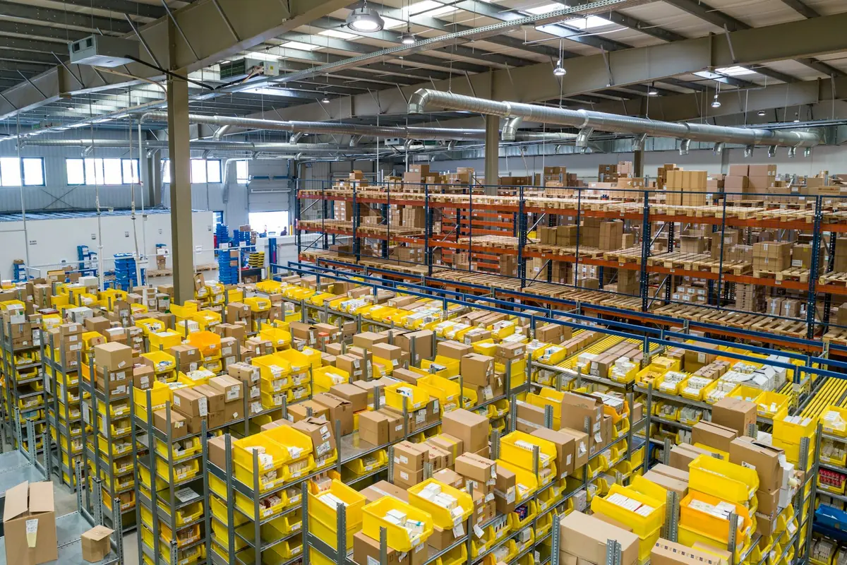 E-commerce fulfilment centre with sorted parcels