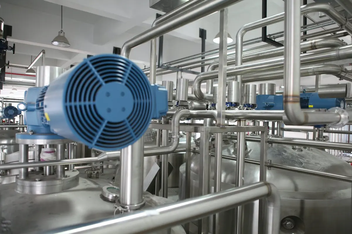 Industrial plant with oil and lubricant pipelines